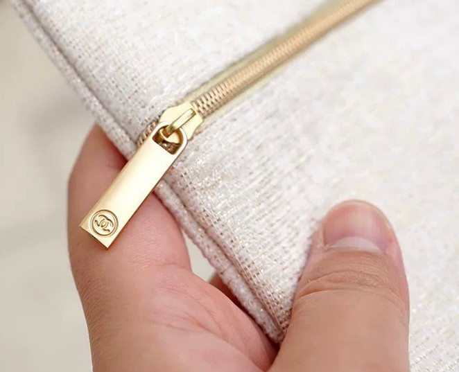 샤넬 홀리데이 한정판 금사 베이지 화장품 파우치 이미지