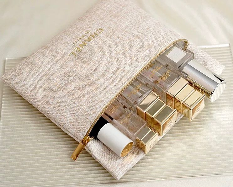 샤넬 홀리데이 한정판 금사 베이지 화장품 파우치 이미지