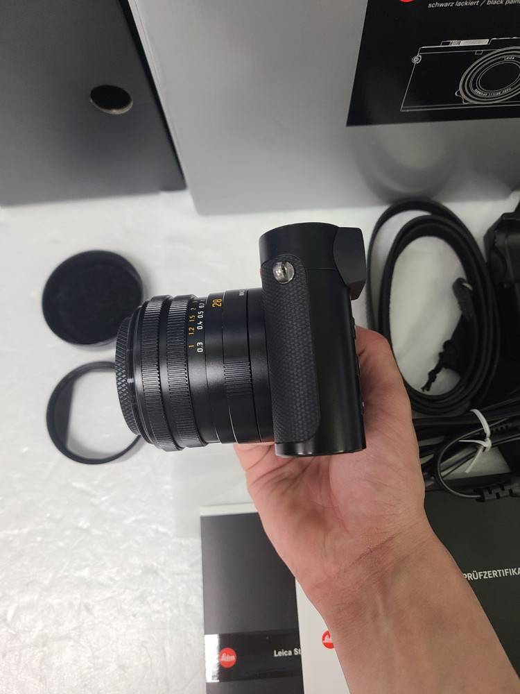 라이카q2 상태좋은 소장용판매해요.정품엄지그립 하프케이스포함 타기종교환받습니다 이미지