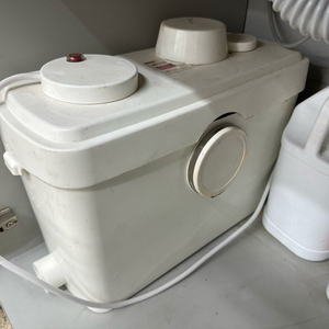 싱크대 배수 펌프 팝니다. 36만원짜리 9만원에 팝니다. 이미지