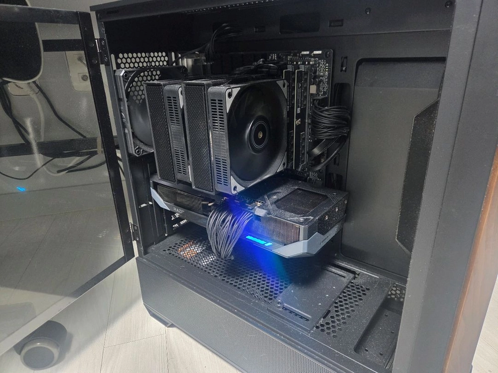 고사양 본체 라데온 9070xt라이젠 783d메모리64기가 240Hz 게이밍 모니터 이미지