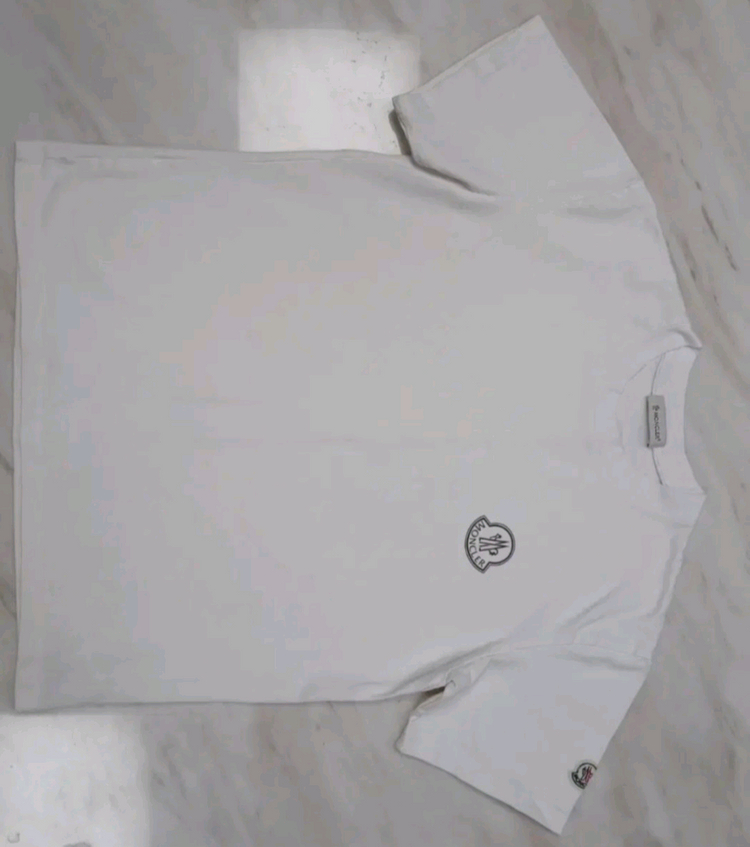 [정품 새상품급] 몽클레어 남성 여성공용 반팔 티셔츠 L 사이즈 이미지