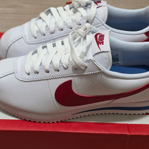 W 나이키 코르테즈 흰빨파 이미지