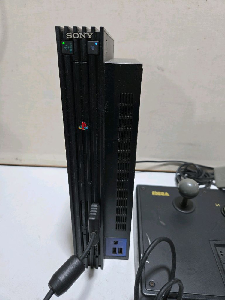 소니 플레이스테이션 2 (SCPH-30005 R) 본체와 함께 조이스틱, 컨트롤러, 각종 케이블포함 이미지