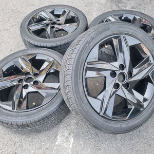 아반떼 CN7 17인치 2254517 휠타이어 팝니다 이미지