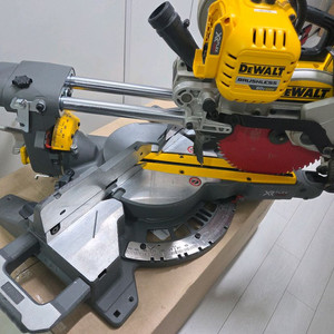 디월트 무선 충전 슬라이딩 쏘우 DCS361 DCS727 각도절단기 마이터쏘 이미지