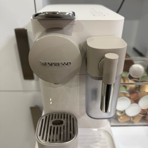 네스프레소 라티시마 원 이미지