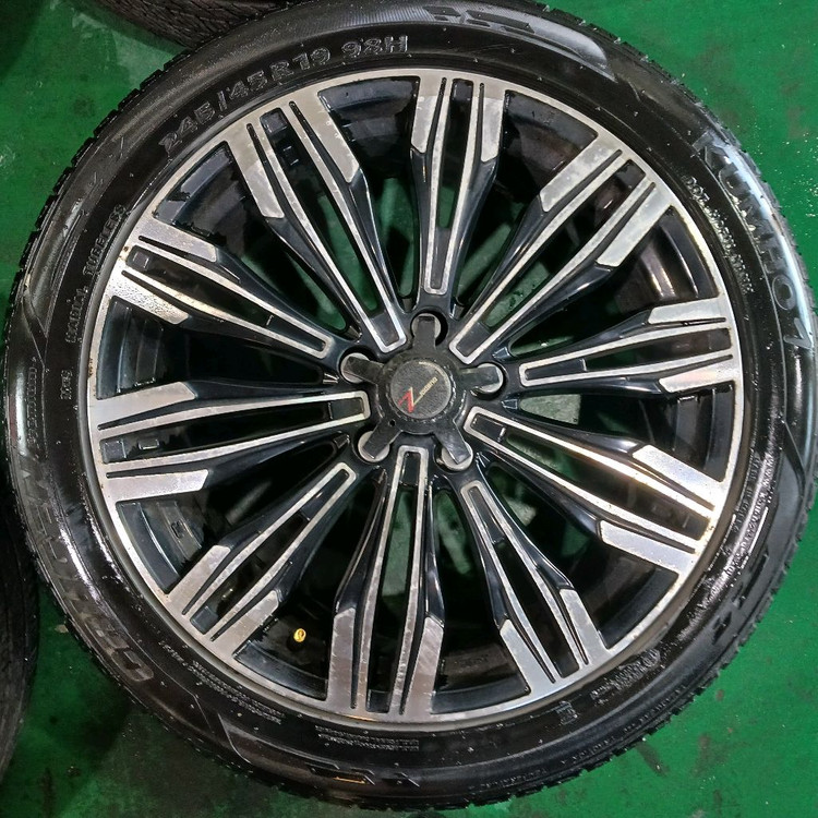 마르셀로 19인치 중고 휠 245 45 19타이어 세팅 제품 판매합니다 이미지