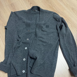 아크네 v넥 가디건 이미지