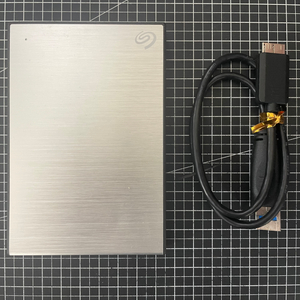 씨게이트 휴대용 외장하드 / 2TB / 실버 / 본품+케이블 / 우체국택배 이미지