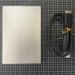 씨게이트 휴대용 외장하드 / 2TB / 실버 / 본품+케이블 / 우체국택배 이미지