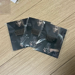 리밀러 타이틀 뱃지 포스터 케이트윈슬렛 영화 LEE 카메라를든여자 이미지