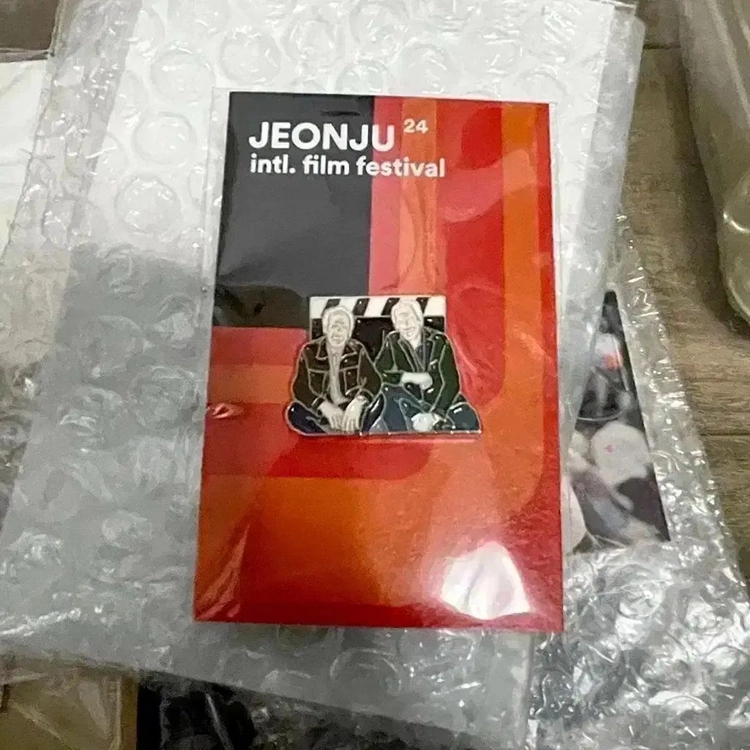 연상호 감독 뱃지 전주국제영화제 영화 굿즈 반도 다르덴 형제 이미지