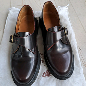 닥터마틴 론(LORNE) 모델의 버건디 색상 구두 이미지