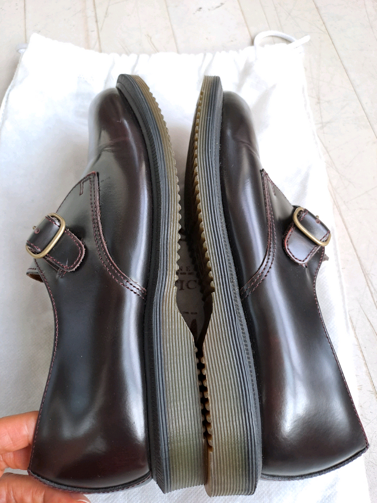 닥터마틴 론(LORNE) 모델의 버건디 색상 구두 이미지