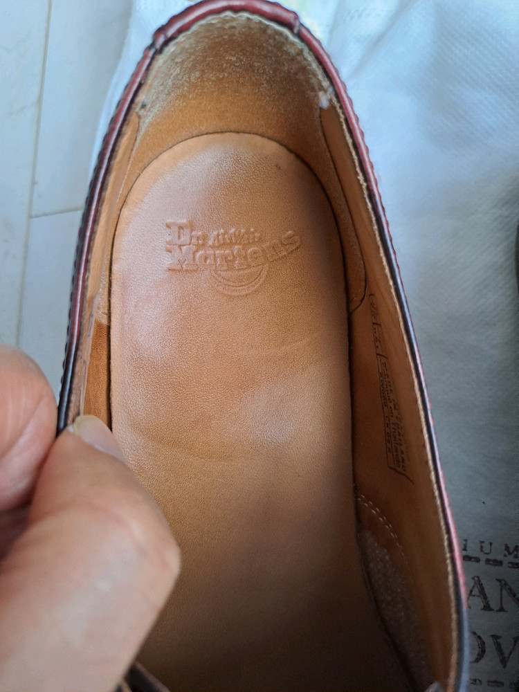 닥터마틴 론(LORNE) 모델의 버건디 색상 구두 이미지