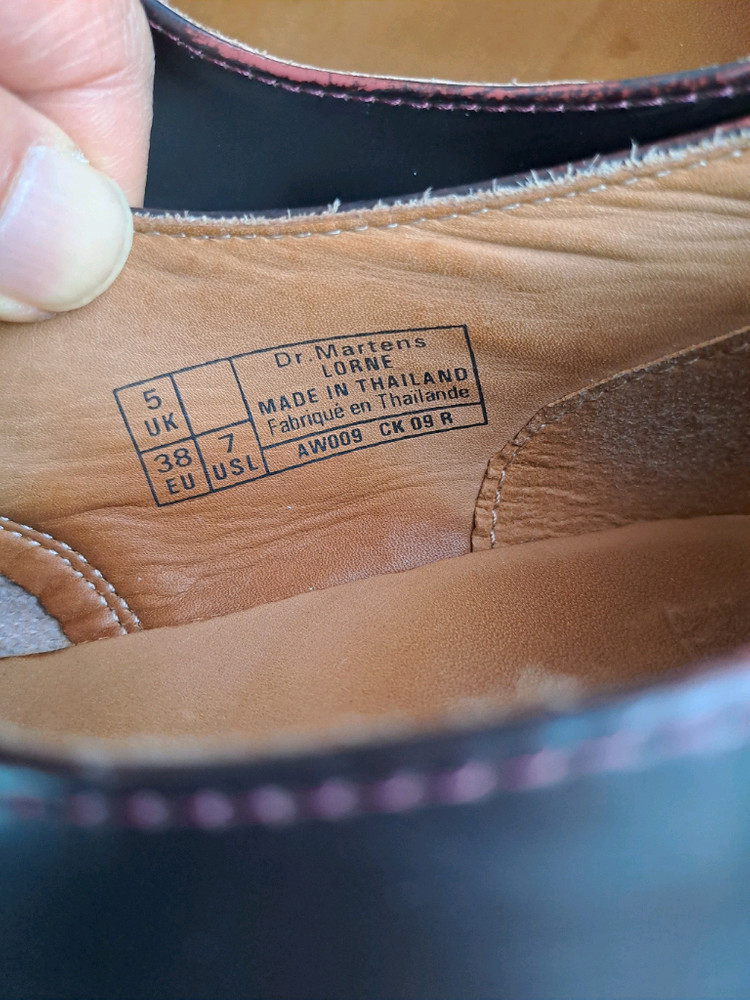 닥터마틴 론(LORNE) 모델의 버건디 색상 구두 이미지