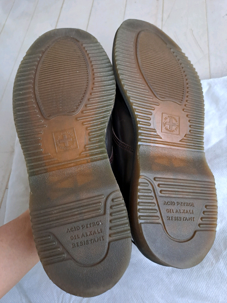 닥터마틴 론(LORNE) 모델의 버건디 색상 구두 이미지