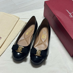 페라가모 바라 플랫슈즈 블랙 에나멜 7C(240) 이미지