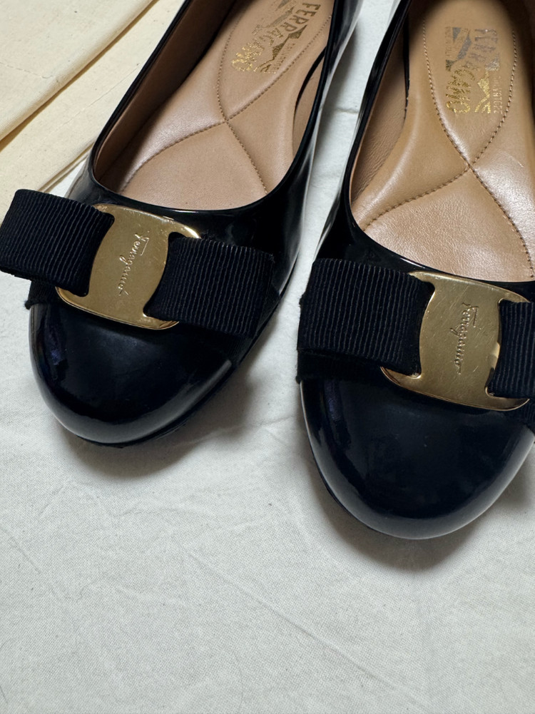 페라가모 바라 플랫슈즈 블랙 에나멜 7C(240) 이미지