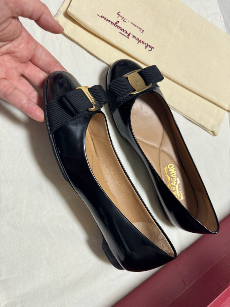 페라가모 바라 플랫슈즈 블랙 에나멜 7C(240) 이미지