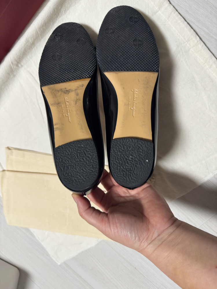 페라가모 바라 플랫슈즈 블랙 에나멜 7C(240) 이미지