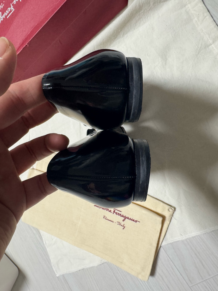 페라가모 바라 플랫슈즈 블랙 에나멜 7C(240) 이미지