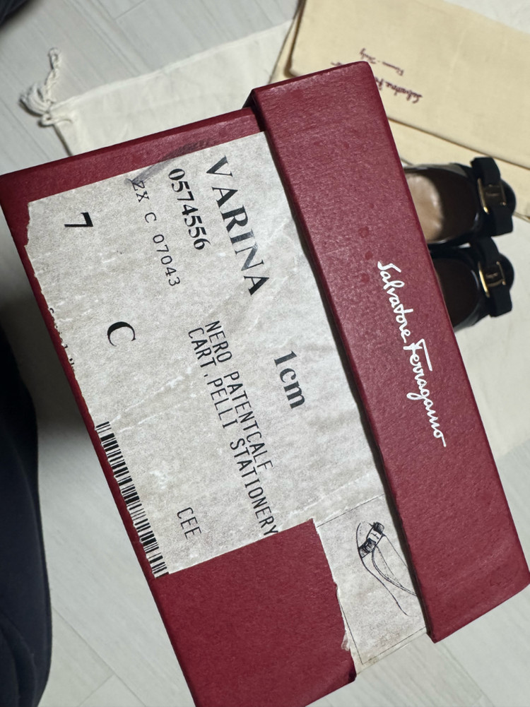 페라가모 바라 플랫슈즈 블랙 에나멜 7C(240) 이미지