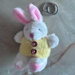 토끼 인형 키링 화이트 옐로우 이미지