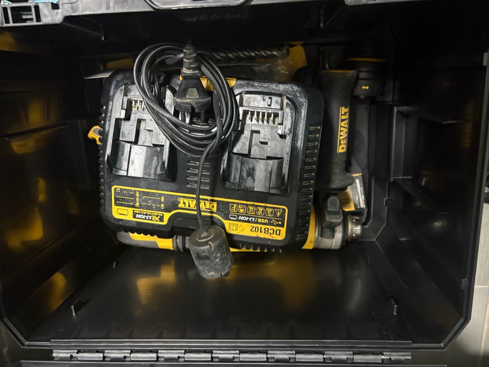 디월트 충전 함마드릴 DCH417 이미지