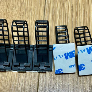 책상 접착식 케이블 전선정리 클립 홀더 5개 팝니다. 이미지