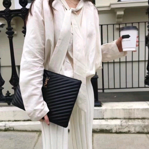 입생로랑 생로랑 클러치백 라지 정품S급(감정서O)구찌프라다루이비통디올고야드샤넬셀린느보테가버버리발렌시아가파우치가방 이미지