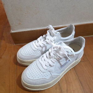 오트리 메달리스트 화이트 스니커즈 이미지