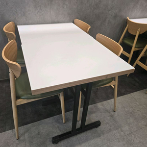 모던한 디자인의 테이블과 의자 세트 이미지