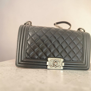 샤넬 보이백 미듐 블랙 이미지