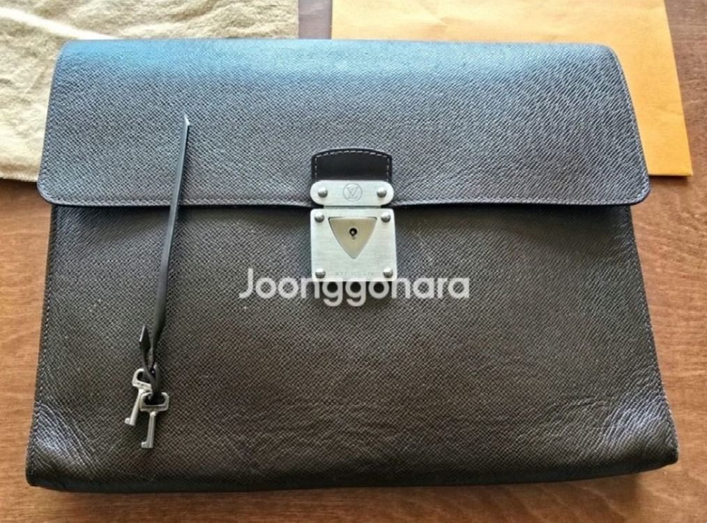 (가격인하) 정품 루이비통 타이가 라귀토 도큐먼트 슬림 서류 가방 클러치백 이미지