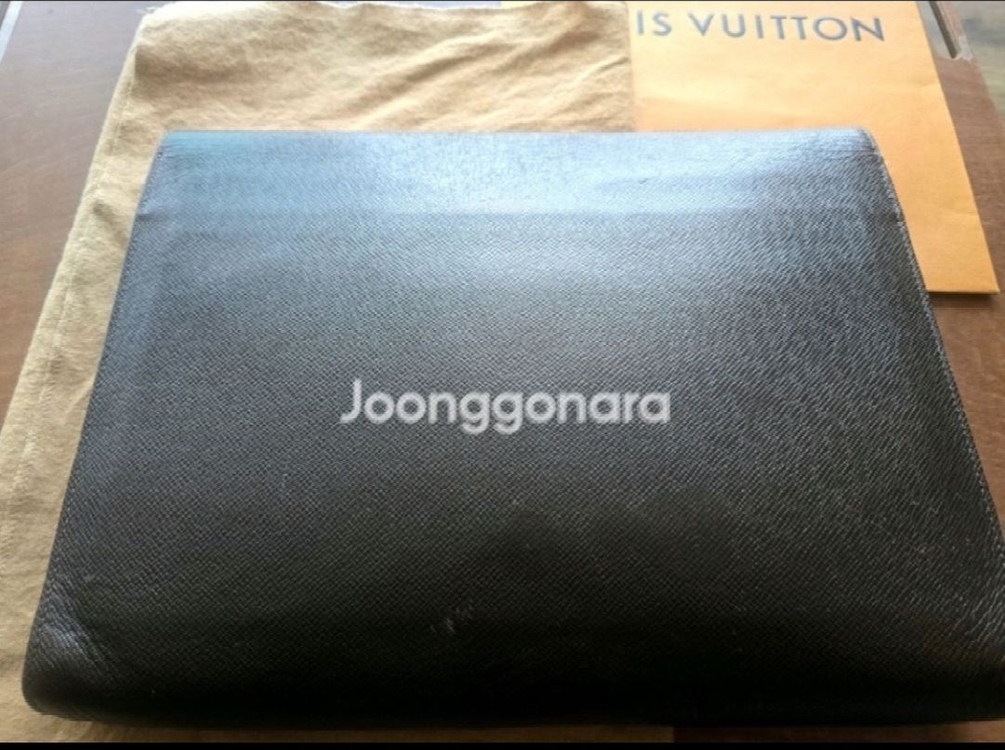 (가격인하) 정품 루이비통 타이가 라귀토 도큐먼트 슬림 서류 가방 클러치백 이미지