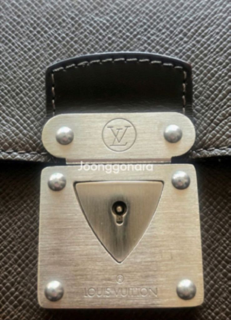 (가격인하) 정품 루이비통 타이가 라귀토 도큐먼트 슬림 서류 가방 클러치백 이미지