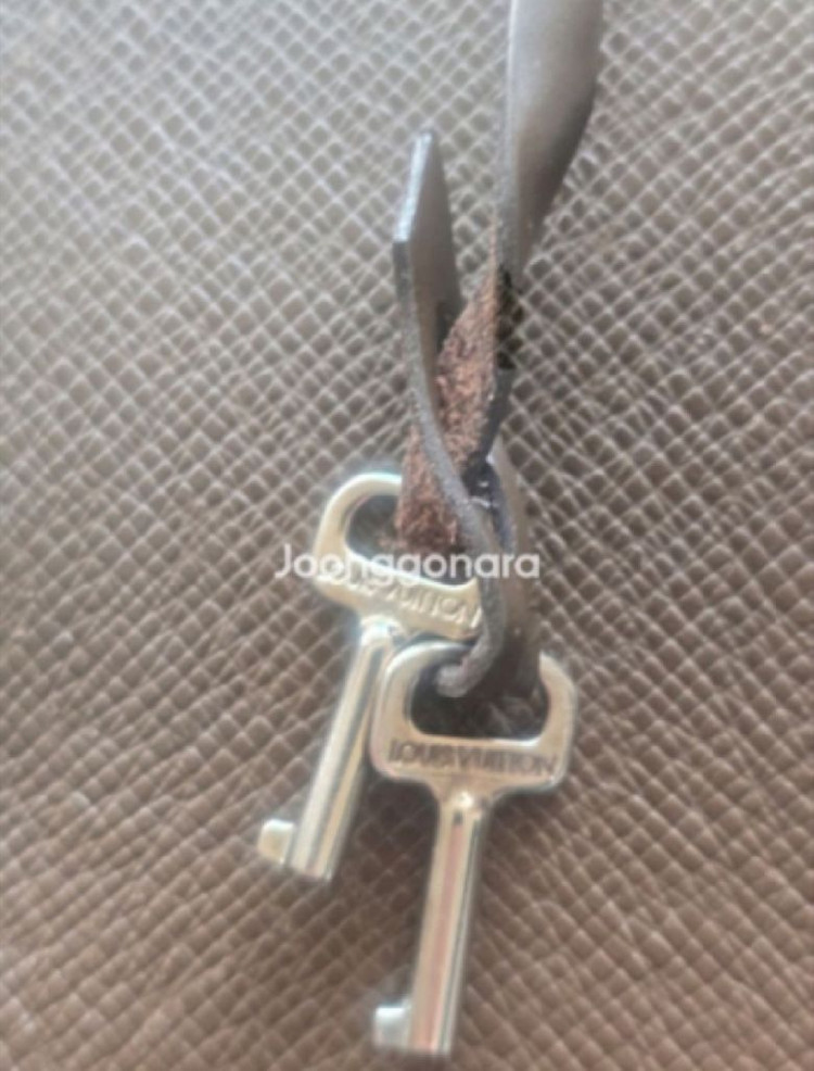 (가격인하) 정품 루이비통 타이가 라귀토 도큐먼트 슬림 서류 가방 클러치백 이미지