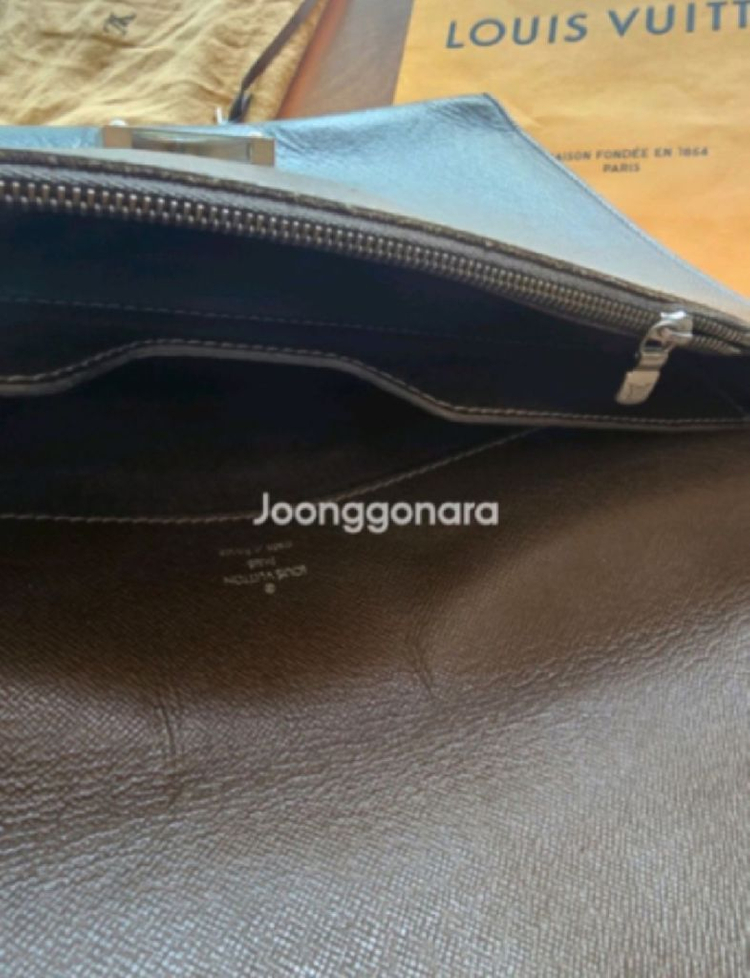 (가격인하) 정품 루이비통 타이가 라귀토 도큐먼트 슬림 서류 가방 클러치백 이미지