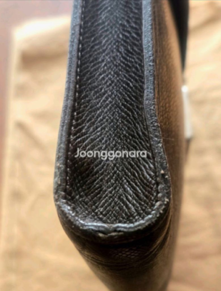 (가격인하) 정품 루이비통 타이가 라귀토 도큐먼트 슬림 서류 가방 클러치백 이미지