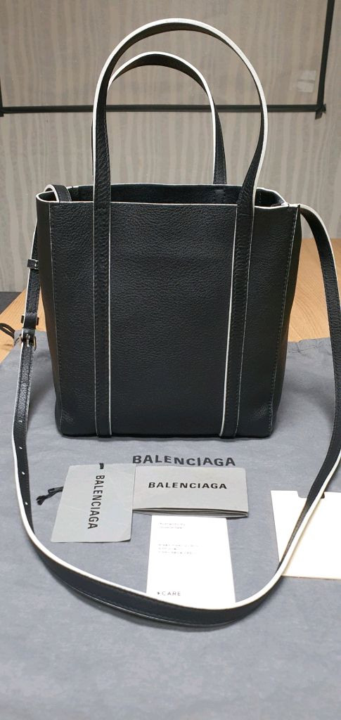 발렌시아가 에브리데이 크로스백 정품S급(감정서O)구찌프라다루이비통디올고야드샤넬셀린느보테가생로랑버버리가방 이미지