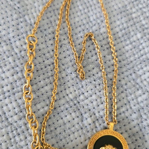 베르사체 메두사 목걸이 이미지