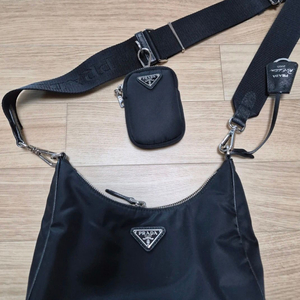 프라다 리나일론 호보백 이미지