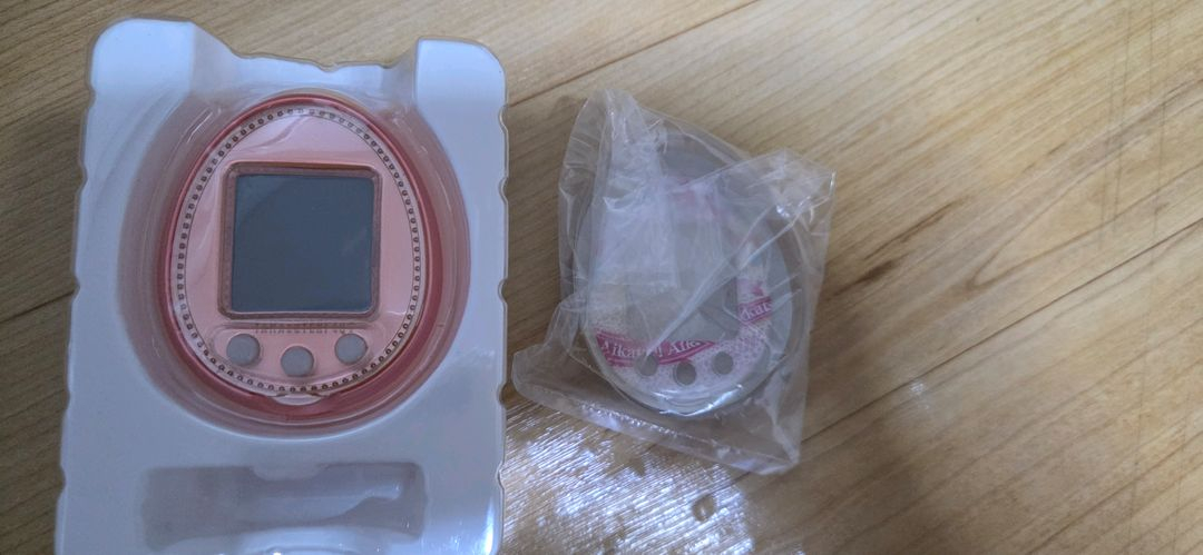 다마고치 4u+ 오렌지 및 통신폰 이미지