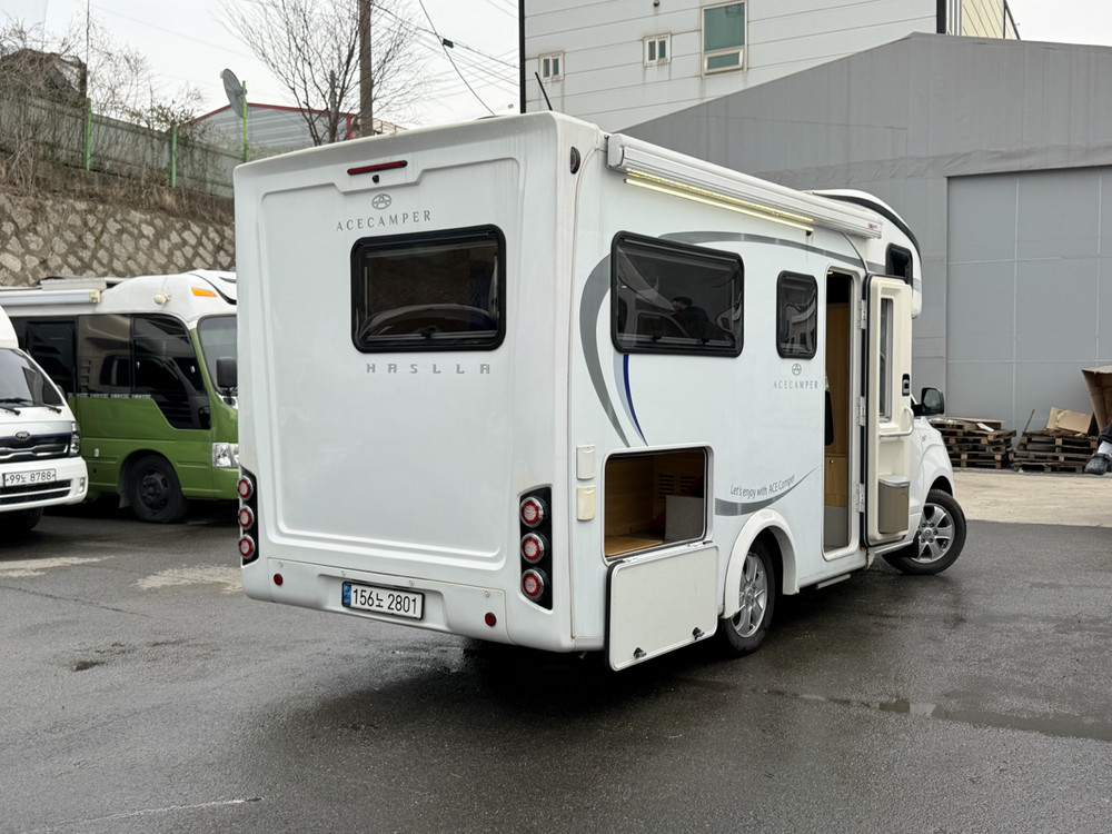 유럽식 모터홈 스타렉스 4인승 하슬라350 캠핑카 이미지