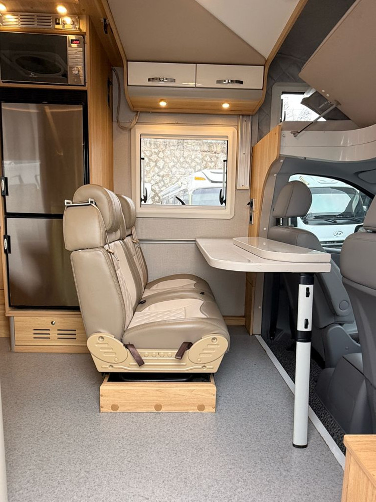 유럽식 모터홈 스타렉스 4인승 하슬라350 캠핑카 이미지