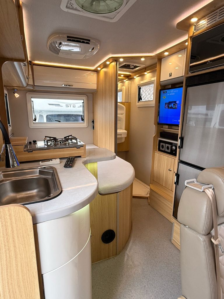 유럽식 모터홈 스타렉스 4인승 하슬라350 캠핑카 이미지