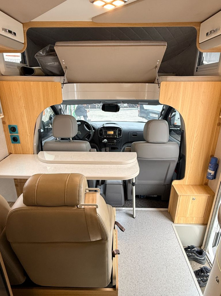 유럽식 모터홈 스타렉스 4인승 하슬라350 캠핑카 이미지