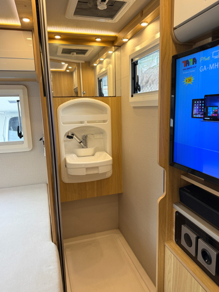 유럽식 모터홈 스타렉스 4인승 하슬라350 캠핑카 이미지